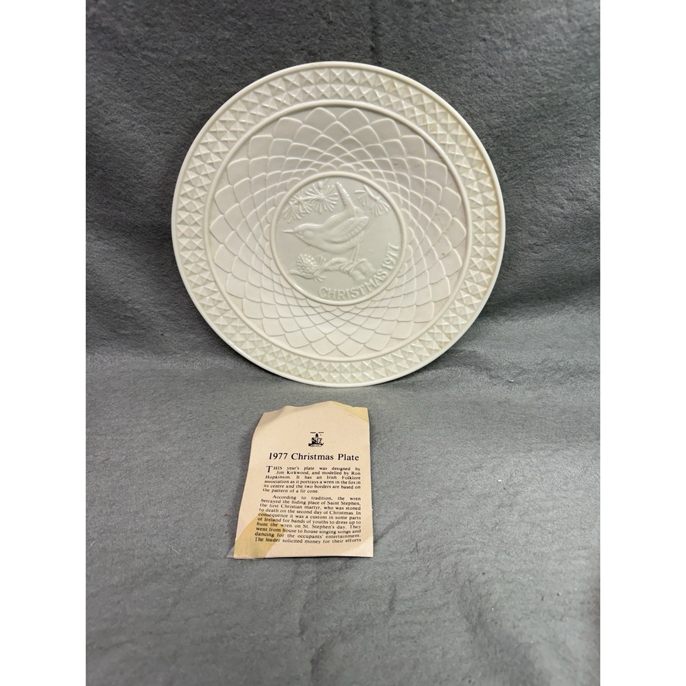 Vintage Belleek Christmas 1977 Plate "Wren in the Firs" 8 3/4 INCH
